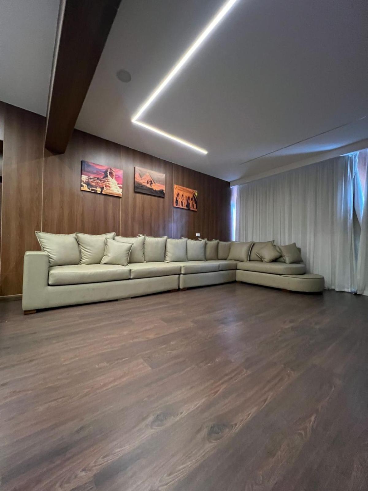 City Hotel *